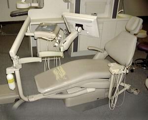 монитор закрепленный на стоматологическом кресле